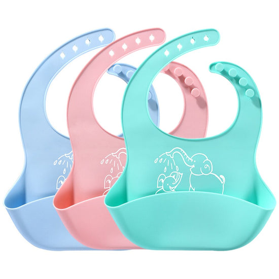 Feeding time just got a whole lot less messy. Our soft silicone bib catches every drip, drop, and spoonful — so your baby’s outfit (and your floors!) stay clean.
Unlike fabric bibs that get soaked through, this silicone bib wipes clean in seconds